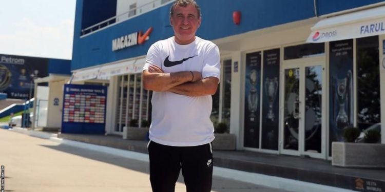 Avrupa Futbol Şampiyonası'nda 2000 yılından beri yalnızca iki kez elemeleri geçebilen ancak grup maçlarına kalamayan Romanya milli takımı, 1998'den bu yana Dünya Kupası'na da katılamadı. Balkan ekibi bu ay oynanacak Andora ve Belarus maçlarıyla Avrupa 2024 için elemelerini geçmek istiyor.