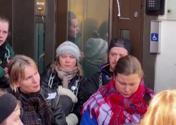 Greta Thunberg'in başını çektiği çevreciler Norveç'te 'hükümeti kapattı'