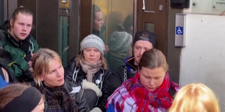 Greta Thunberg'in başını çektiği çevreciler Norveç'te 'hükümeti kapattı'