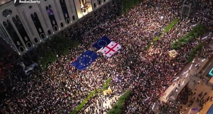 Gürcistan halkı, ‘Kremlin esintili’ baskıcı yasaya karşı sokaklara döküldü