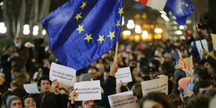 Gürcistan'da protestolara yol açan 'yabancı ajan' yasa tasarısı geri çekildi