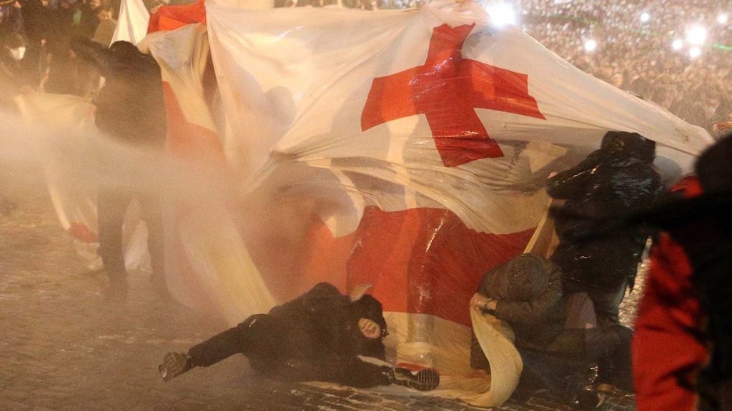 Gürcistan'da 'yabancı ajan' yasa tasarısını binlerce kişi protesto etti