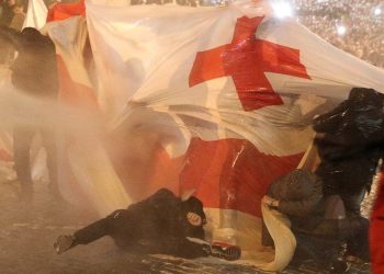 Gürcistan'da 'yabancı ajan' yasa tasarısını binlerce kişi protesto etti