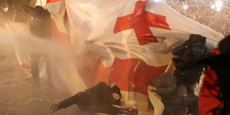 Gürcistan'da 'yabancı ajan' yasa tasarısını binlerce kişi protesto etti