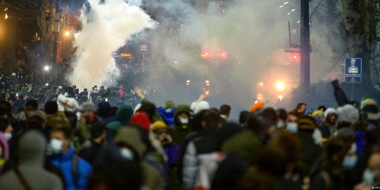 Gürcistan’daki “yabancı ajan” yasa tasarısında geri adım