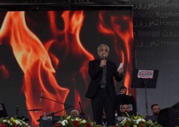 HDP Eş Genel Başkanı Mithat Sancar Diyarbakır'daki Nevruz kutlamalarında yaptığı konuşmada, "Demokratik cumhuriyeti birlikte inşa edeceğiz. O zamanlar yakındır. Ve çanlar bu iktidar için çalıyor." dedi.