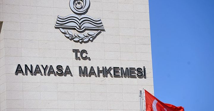 Halkların Demokratik Partisi (HDP), hakkında açılan kapatma davasının görüşülmesinin 14 Mayıs seçimlerinin sonrasına bırakılması talebiyle, bir kez daha Anayasa Mahkemesi’ne (AYM) başvurdu. Başvuru dilekçesinde, milletvekili listelerinin sunulması ve kesinleşmesi sonrasında bir kapatma riskinin, “telafisi güç ve mümkün olmayan sonuçlar yaratacağı” vurgulandı.