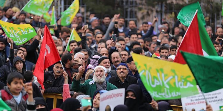 Cumhur ittifakını dışarıdan destekleyeceklerini açıklayan HÜDA-PAR Sözcüsü Serkan Ramanlı, Cumhurbaşkanı Tayyip Erdoğan’ın başbakanken söylediği “Biz her türlü milliyetçiliği ayakları altına almış bir partiyiz” sözünü hatırlattı.