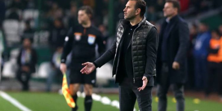 Hakem vermediği kırmızı kartlarla maça etki etti