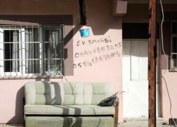 Hasarlı binaların duvarına cep telefonlarını yazıp gittiler