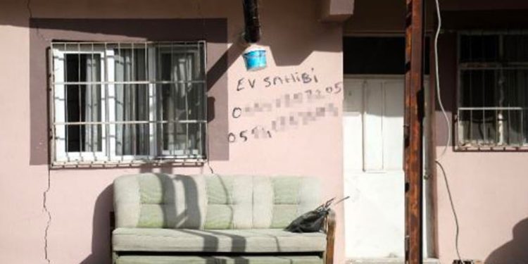 Hasarlı binaların duvarına cep telefonlarını yazıp gittiler