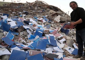 Hatay’da enkazda evrak nöbeti: 30 çuval dosya topladı