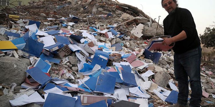 Hatay’da enkazda evrak nöbeti: 30 çuval dosya topladı