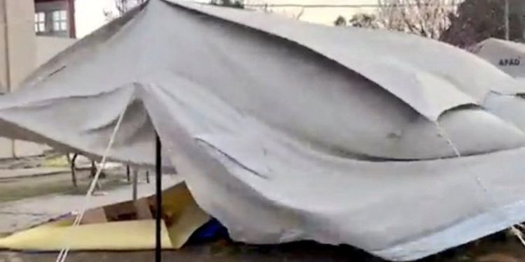 Hatay'da sağanak yağış ve fırtına çadırları vurdu