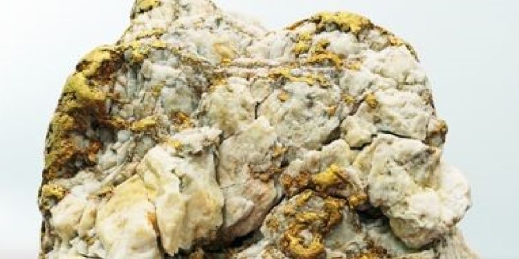 Hayatı boyunca görmedi, binlerce dolar değerinde altın buldu!