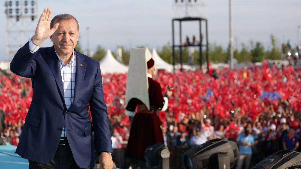 Her mitinginde söylüyordu: AKP ve Erdoğan'a ‘Beraber Yürüdük Biz Bu Yollarda’ cezası