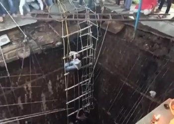 Hindistan'daki tapınakta kuyuya düşen 12 kişi öldü