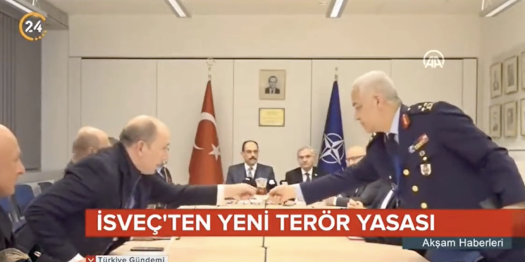 İbrahim Kalın’ın baş köşede oturduğu NATO zirvesinde, Korgeneral boş bardakları topladı