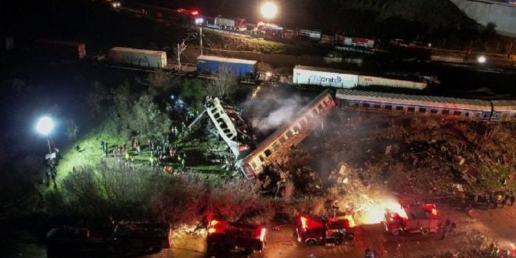 İki tren çarpıştı: 32 ölü!