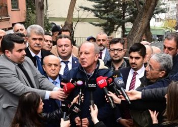 Memleket Partisi Genel Başkanı Muharrem İnce, cumhurbaşkanı adaylığı kapsamında, "100 bin imza kampanyası"nı başlatmak için Ankara İl ve Merkez İlçe Seçim Kurulları binasındaki Çankaya İlçe Seçim Kurulu Başkanlığına geldi.