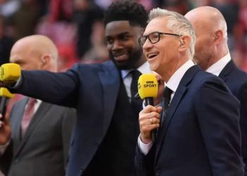 İngiliz hükümetinin mülteci planını eleştiren paylaşımı üzerine BBC'nin görevine ara verdiği Gary Lineker'a destek büyüyor