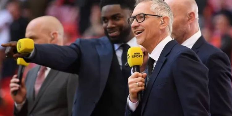 İngiliz hükümetinin mülteci planını eleştiren paylaşımı üzerine BBC'nin görevine ara verdiği Gary Lineker'a destek büyüyor