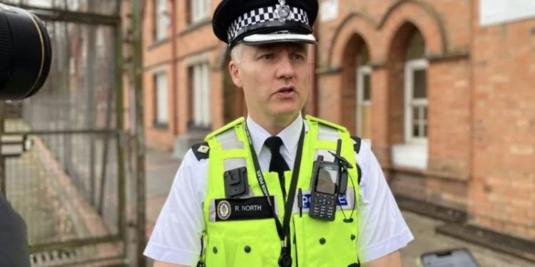 İngiltere’nin Birmingham kentinde, camiden evine dönerken üzerine alev püskürtülen bir kişinin yüzünde ciddi yanıklar oluştu.