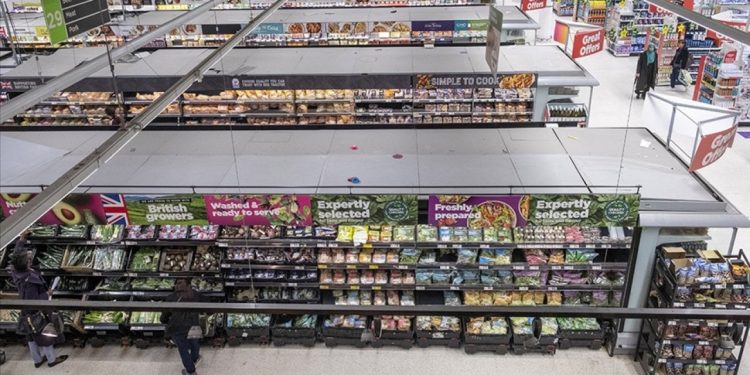 İngiltere'de enflasyon şubatta beklentiyi aştı