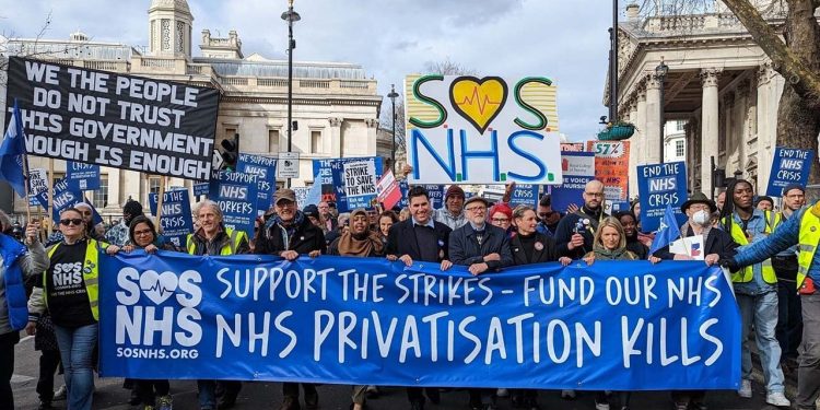 İngiltere'de yarın greve gidecek sağlık çalışanlarına destek yürüyüşü