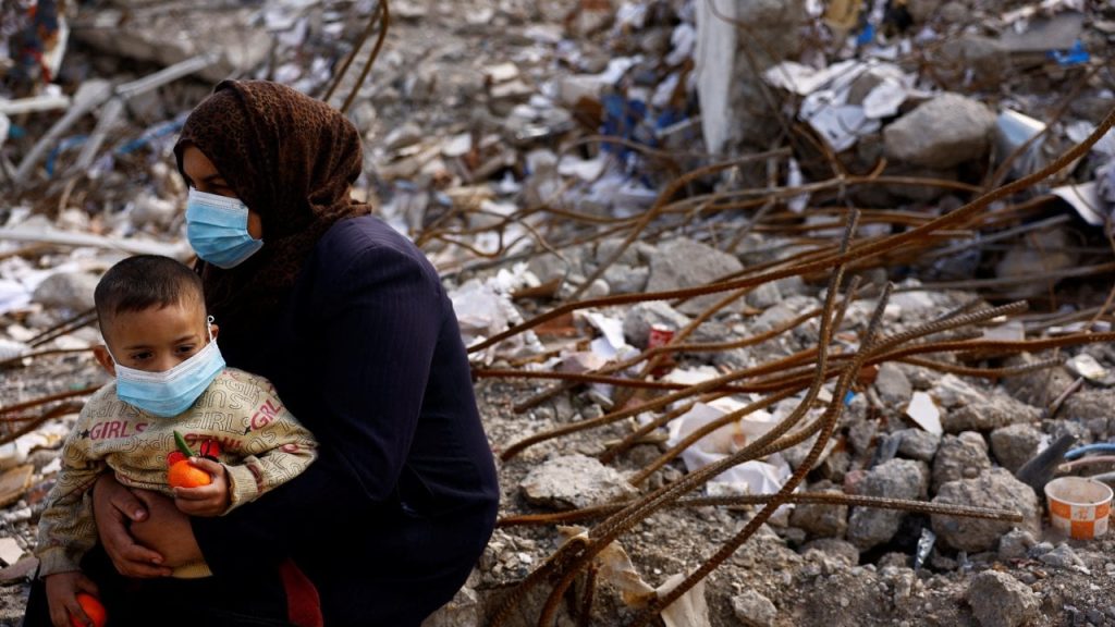 İngiltere'den mühendisler yıkımı araştırmak üzere deprem bölgesine gitti