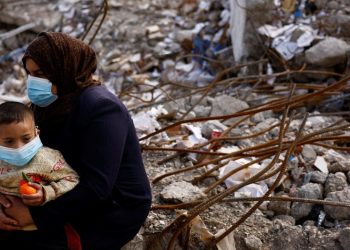 İngiltere'den mühendisler yıkımı araştırmak üzere deprem bölgesine gitti