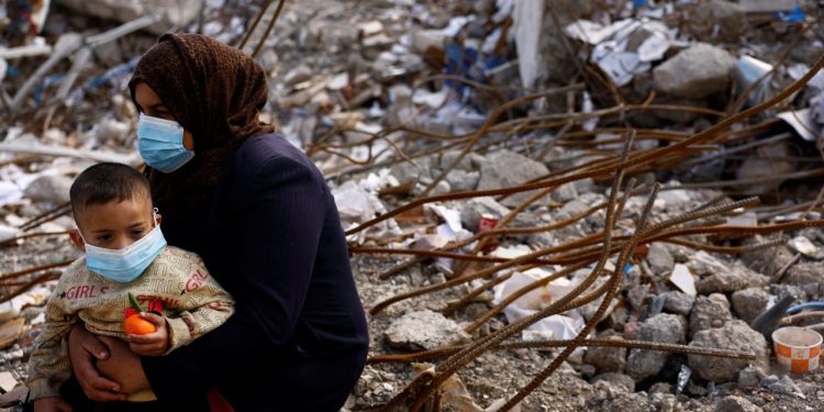 İngiltere'den mühendisler yıkımı araştırmak üzere deprem bölgesine gitti
