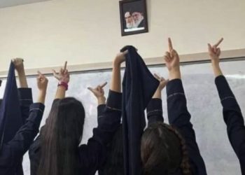 İran’ın çeşitli şehirlerindeki okullarda yaklaşık üç aydır görülen toplu zehirlenme vakalarıyla ilgili araştırmalar sürerken, Erdebil eyaletinde 400’den fazla kız öğrencinin daha zehirlendiği bildirildi.