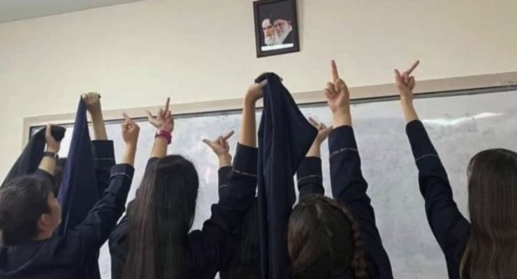 İran’ın çeşitli şehirlerindeki okullarda yaklaşık üç aydır görülen toplu zehirlenme vakalarıyla ilgili araştırmalar sürerken, Erdebil eyaletinde 400’den fazla kız öğrencinin daha zehirlendiği bildirildi.