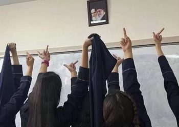 İran'da hükümet intikam peşinde:  Protestolarda öne çıkan kadın öğrencilerin zehirlendiği iddia edildi