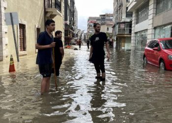 İskenderun’da deniz bir kez daha taştı: Cadde ve sokaklar su altında kaldı