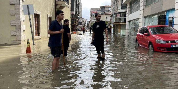 İskenderun’da deniz bir kez daha taştı: Cadde ve sokaklar su altında kaldı