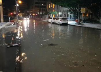 İskenderun’da deniz yükseldi, cadde ve sokaklarda su baskını yaşandı