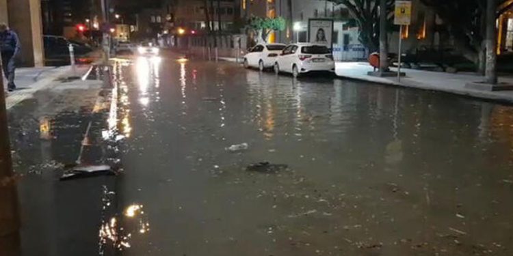 İskenderun’da deniz yükseldi, cadde ve sokaklarda su baskını yaşandı