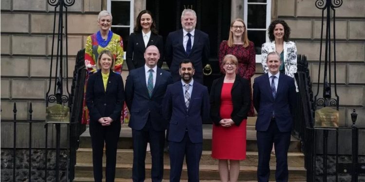 İskoçya tarihinde ilk: Hamza Yusuf kabinesinde çoğunluk kadınların