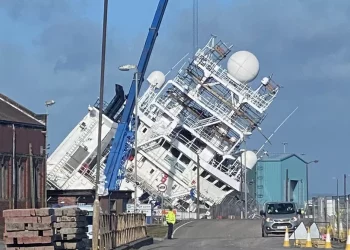 İskoçya'da 3 bin tonluk gemi yan yattı: 25 yaralı
