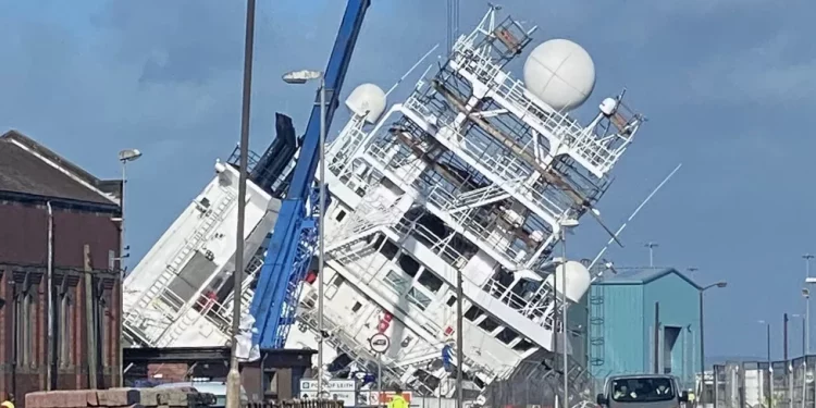 İskoçya'da 3 bin tonluk gemi yan yattı: 25 yaralı