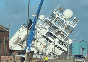 İskoçya'da araştırma gemisi devrildi: Çok sayıda yaralı var