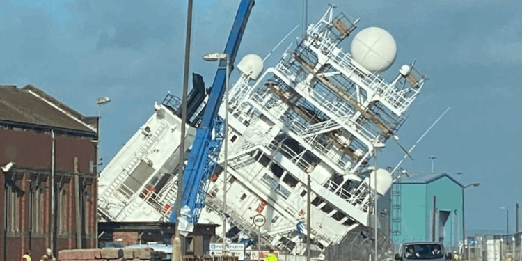 İskoçya'da araştırma gemisi devrildi: Çok sayıda yaralı var