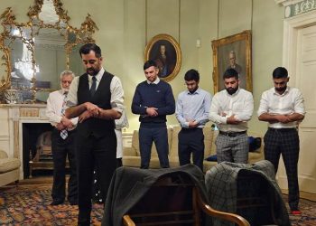 İskoçya'nın yeni başbakanı Yusuf resmi konuttaki ilk gününde namaz kıldırdı