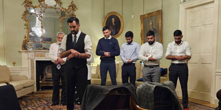 İskoçya'nın yeni başbakanı Yusuf resmi konuttaki ilk gününde namaz kıldırdı