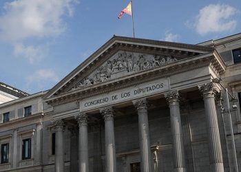 İspanya'da iklim aktivistleri meclis binasına kırmızı boya fırlattı