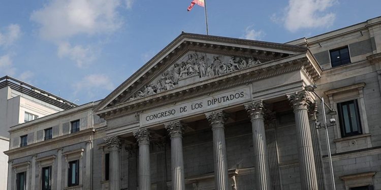 İspanya'da iklim aktivistleri meclis binasına kırmızı boya fırlattı