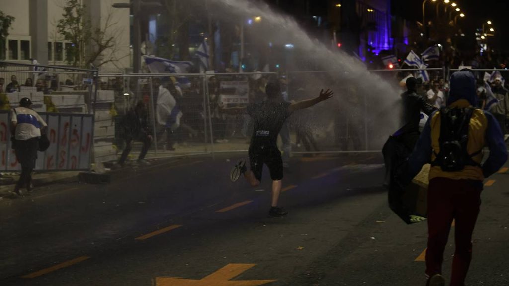 İsrail polisi Tel Aviv'de, protestoculara müdahale etti