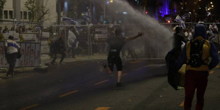İsrail polisi Tel Aviv'de, protestoculara müdahale etti